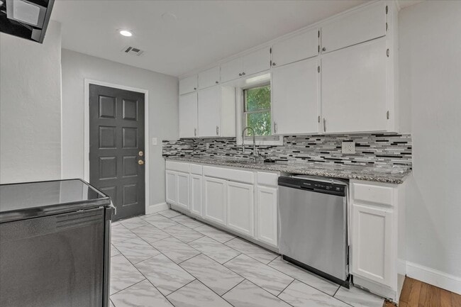 Building Photo - 4604 N Rockwell Ave