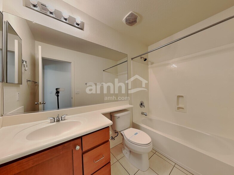 Building Photo - 2549 E Bart St