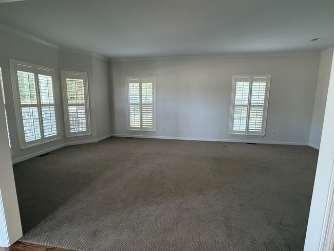 Building Photo - 10 Mabel Ln