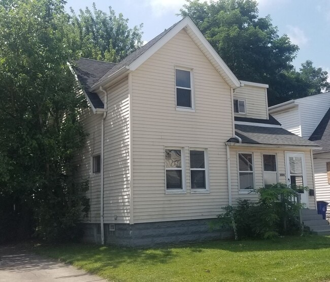 Building Photo - Old Brooklyn - 3 Bedroom Single Family Home