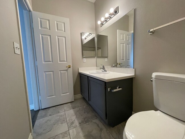 Building Photo - 2 Bedroom Summerlin Condo - Gated community