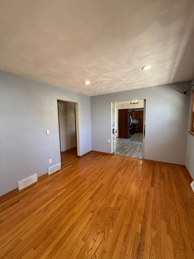 Building Photo - Rare Rental- Prairie Hill SD 3 bedroom 2 b...