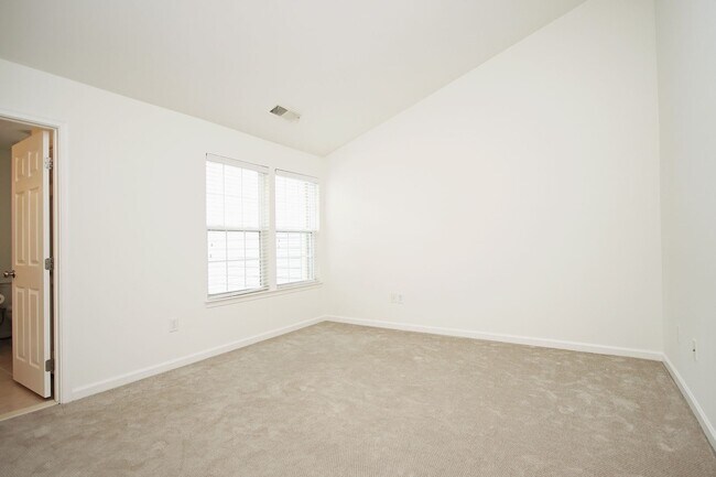 Building Photo - Dog-Friendly Pavilions at Pantops Townhome