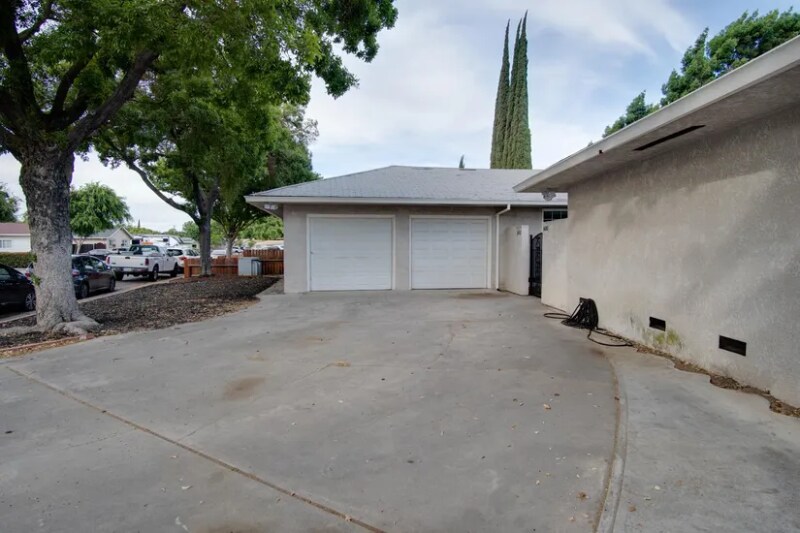Building Photo - 1402 Chapala Way