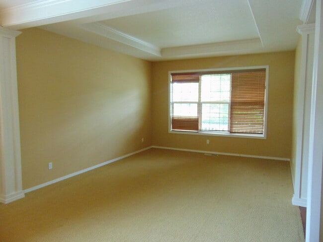 Building Photo - Beautiful 5 + bedroom home - In much desir...