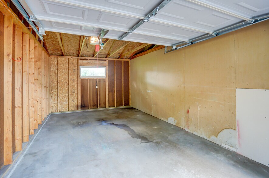 Photos are of mirror unit in the same building. Exact finishes may be different. - 42 Park Heights Court