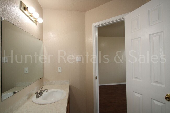 Building Photo - Spacious Three-Bedroom!