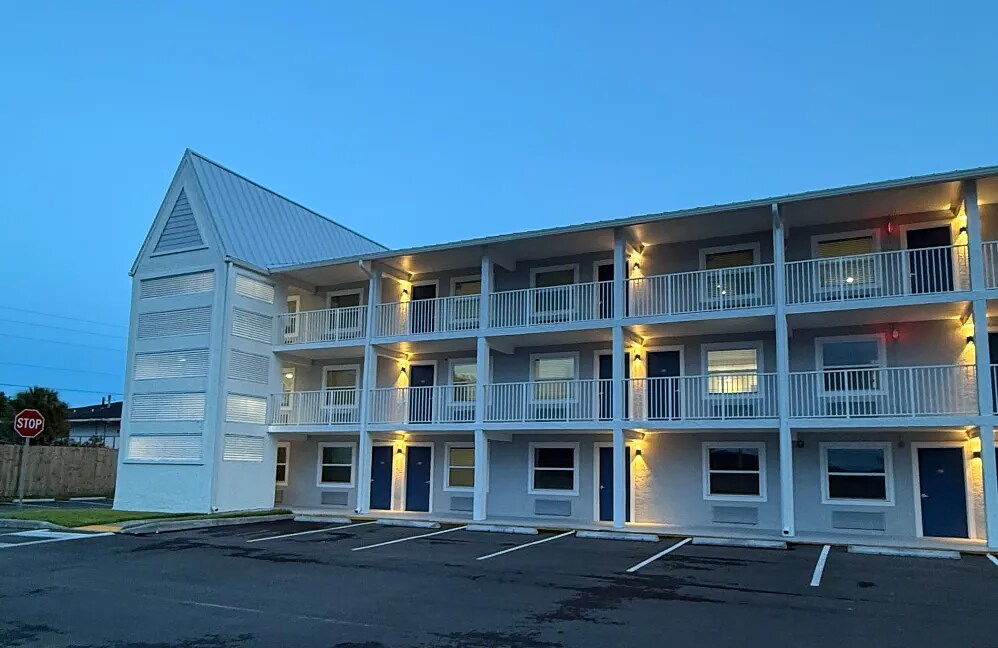 Building Photo - 6029 W Irlo Bronson Memorial Hwy