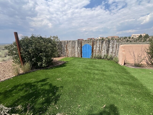 Building Photo - 70 Camino de los Arroyos
