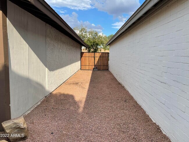 Building Photo - 812 N 86th Pl