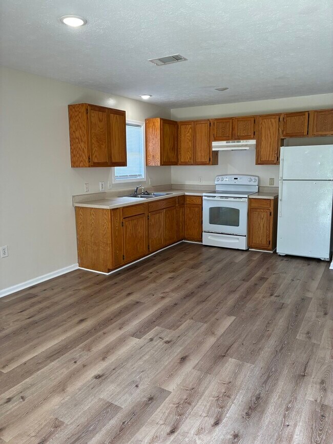 Building Photo - Beautiful 3/1 house