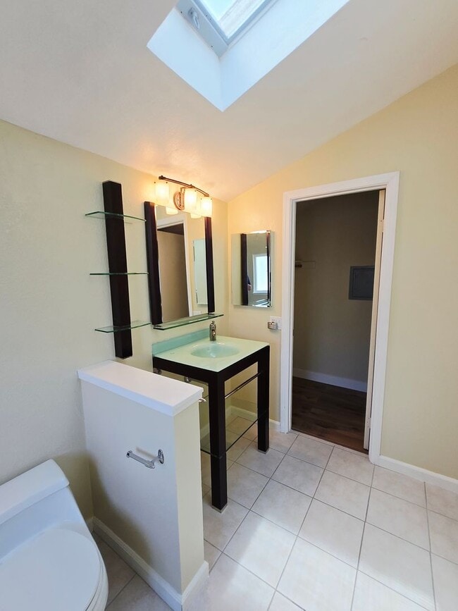 Building Photo - Tri-level Single Family Home