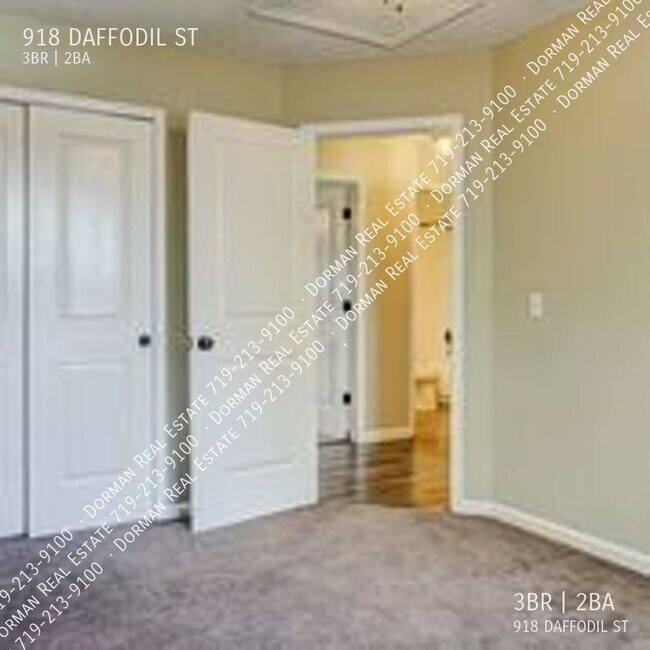 Building Photo - 918 Daffodil St