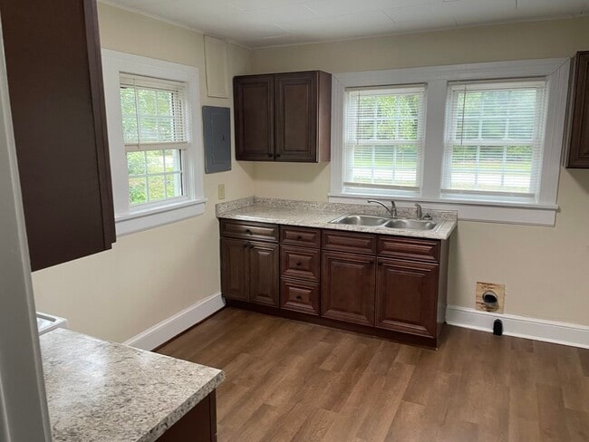 Building Photo - 504 Pearces Rd