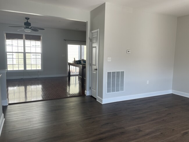Building Photo - 127 Summer Ln