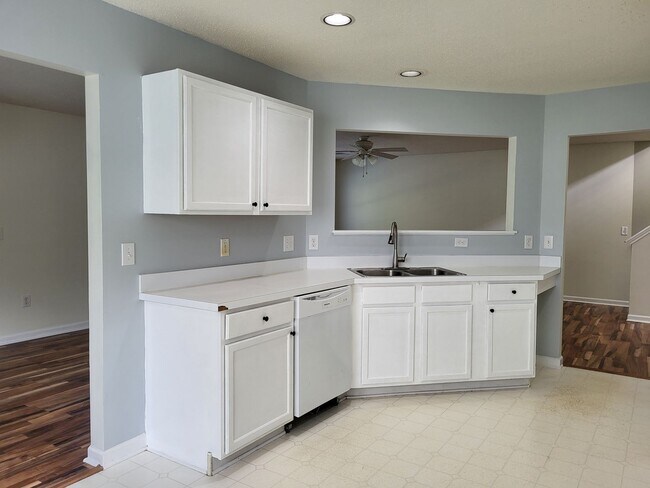 Building Photo - 3 bedroom home in Highland Creek