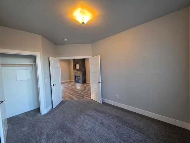 Building Photo - 584 Thebes St