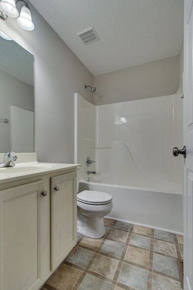 Building Photo - 4910 Court Dr