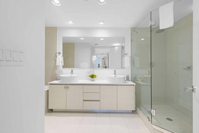 Building Photo - 2602 E Hallandale Beach Blvd