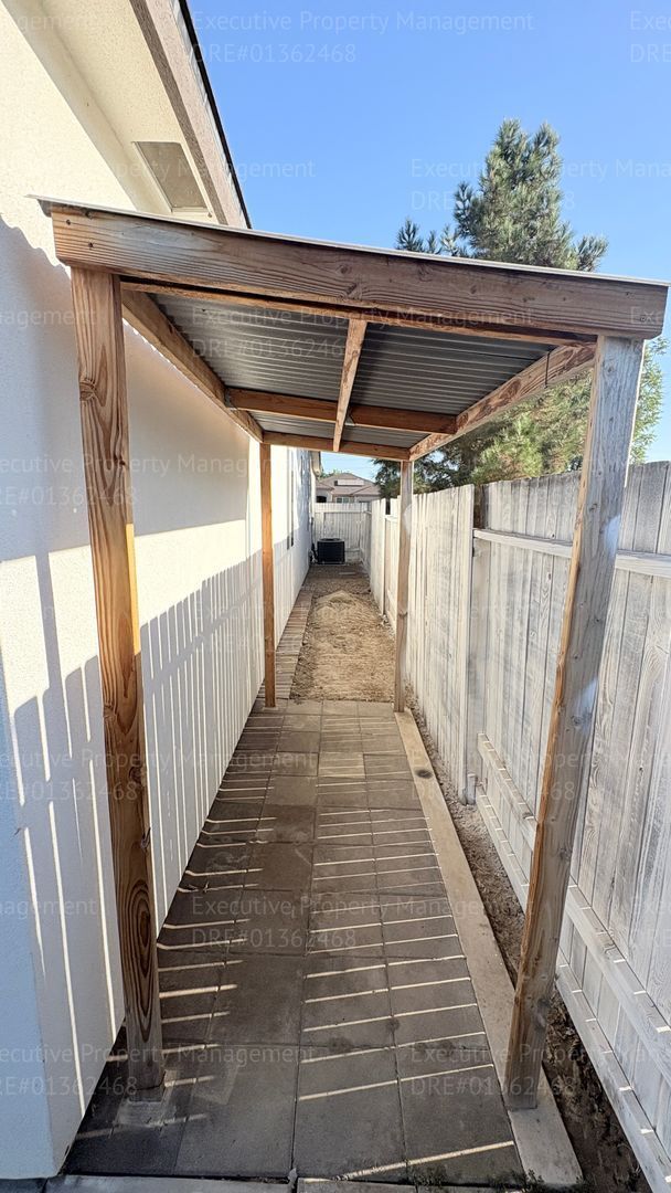 Building Photo - 3 bedroom 2 bathroom home located in a cul- de- sac in a Southwest Bakersfield neighborhood