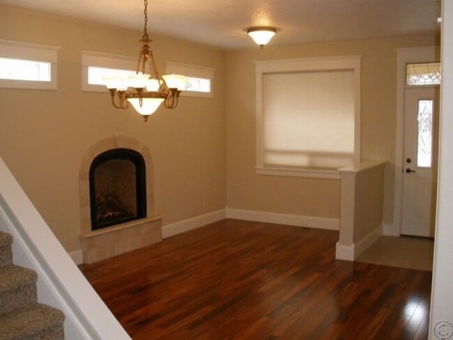 Building Photo - Stunning 4 bed, 3.75 bath Hamilton Home.