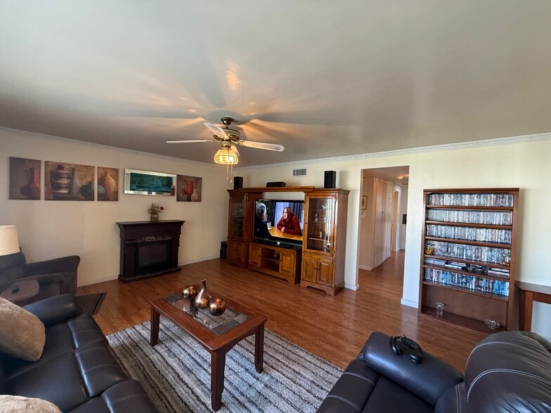 Building Photo - 8917 Reydon St