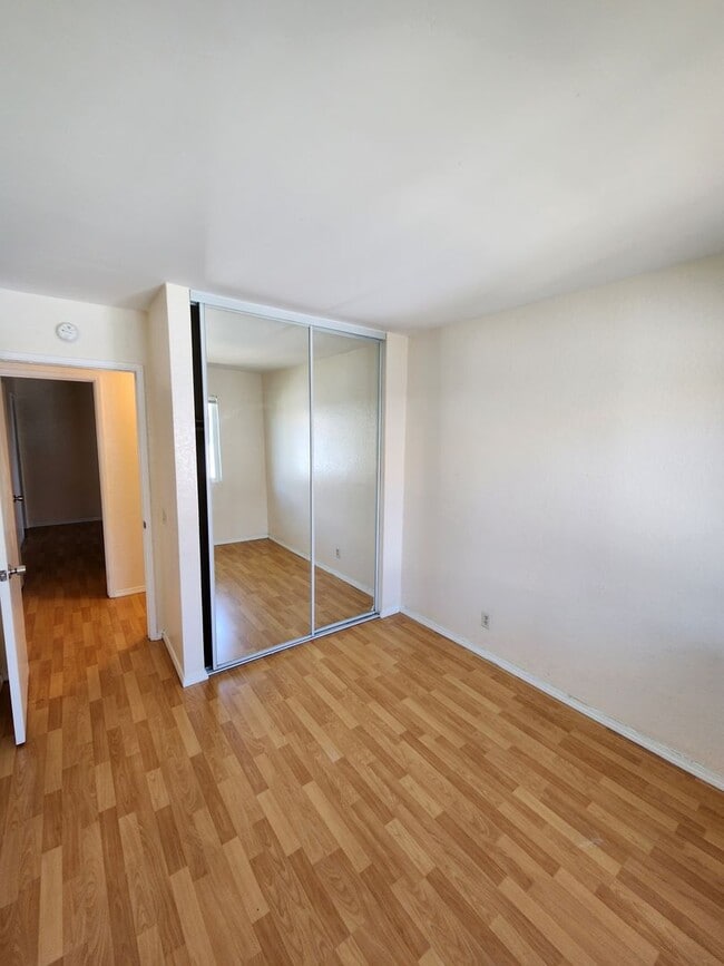 Building Photo - 3 Bedroom 2 Bath Upper Unit in Mira Mesa
