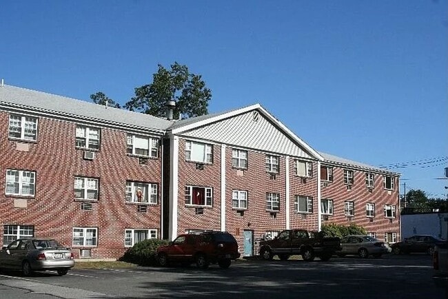Building Photo - Updated 1 bedroom condo in ideal North Reading / Andover Rte 28 location.