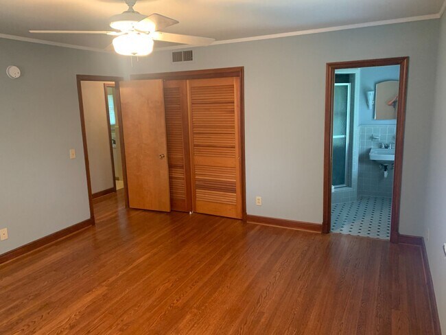 Building Photo - Charming 4B/3.5B Home!