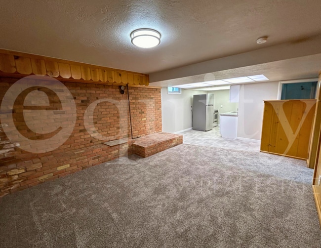 Building Photo - 105 E 500 N