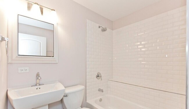 Building Photo - 827 N Francisco Ave