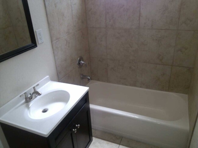 Bathroom - 1041 W Reeve St