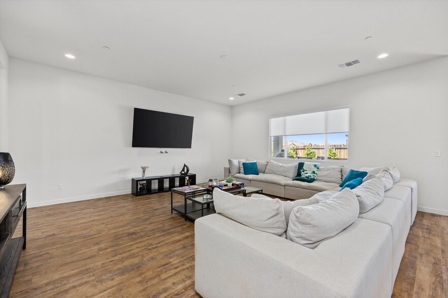 Building Photo - 815 Gilsum Ct