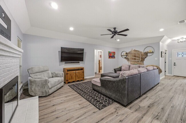 Building Photo - Beautiful large 3 bedroom home