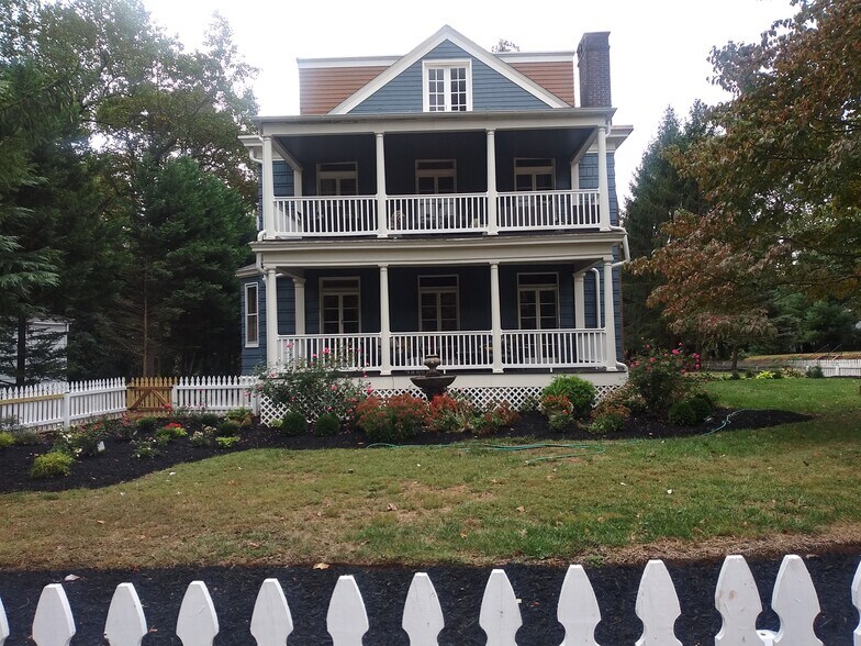 side view of verandas - 523 Overdale Rd