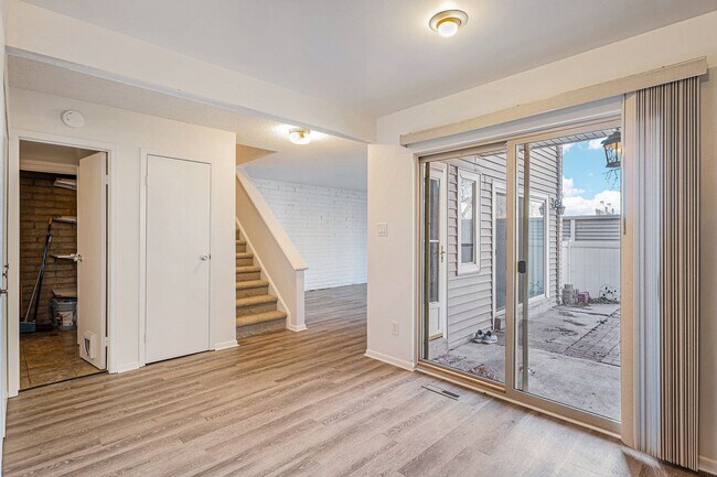 Building Photo - 3 Bedroom, 1.5 Bath Condo Available in Cinnimon Courtyard