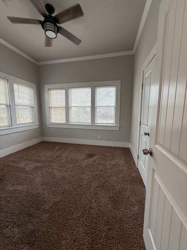 Building Photo - Spacious 3 Bed Near Downtown & OU Health + W/D Included & Driveway Parking