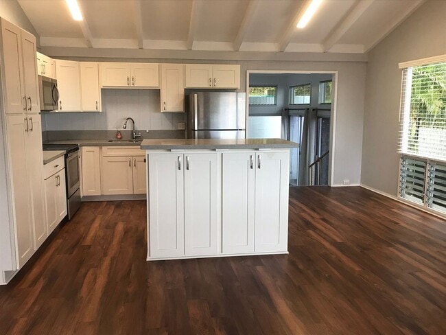Building Photo - Large Home in beautiful Ahuimanu Area