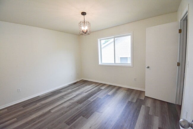 Building Photo - Recently Renovated 4 Bed, 2 Bath Home for ...