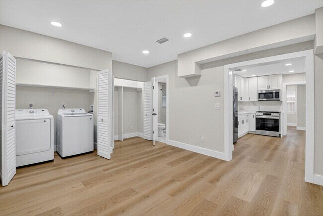 Building Photo - 409 47th St