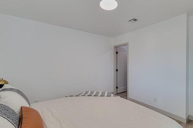Building Photo - $599 Move in Special - Gorgeous, Open Concept Two Bed Two Bath near Old Town Scottsdale!