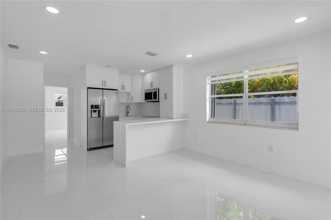 Building Photo - 2638 SW 30th Ct