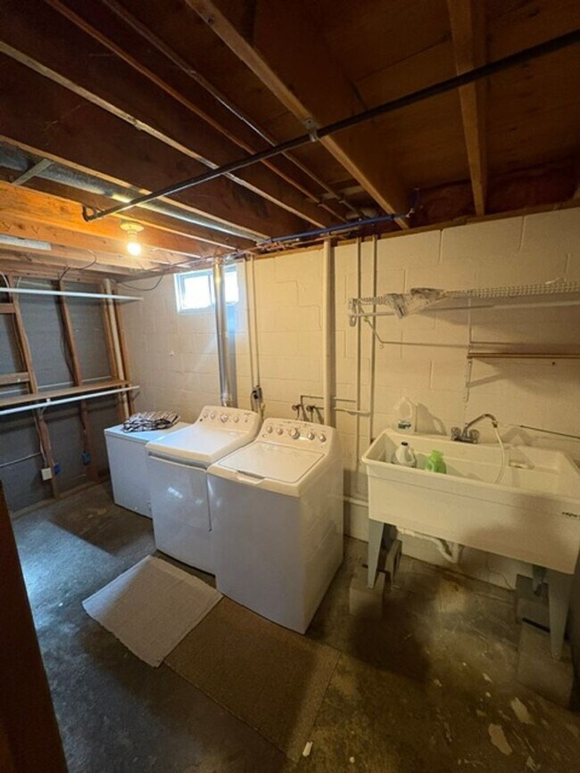 Building Photo - Single Family Home in Germantown Hills with Pool 3 BR / 4BA