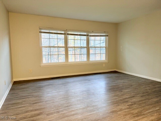 Building Photo - 6930 Carriage Hill Dr