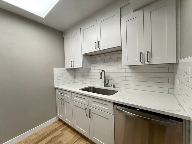 Building Photo - Upgraded 2-Bedroom Condo Near the Universi...