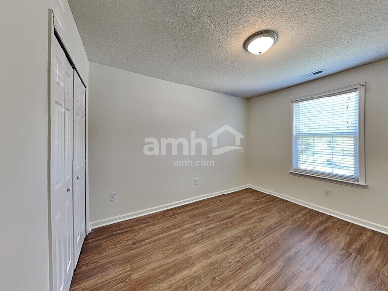 Building Photo - 125 Fairford Dr