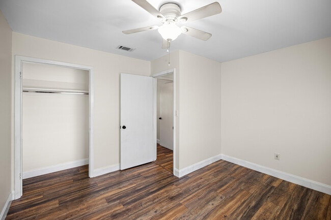 Building Photo - 115 Country Club Dr