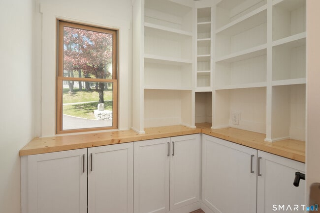 Building Photo - 9 Woodcrest Ln