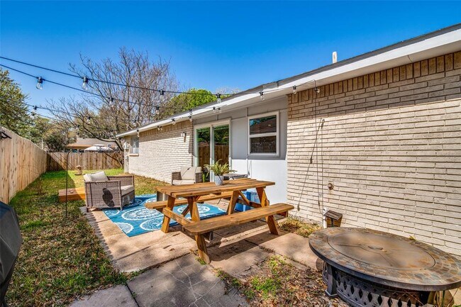 Building Photo - 2321 Norway Dr