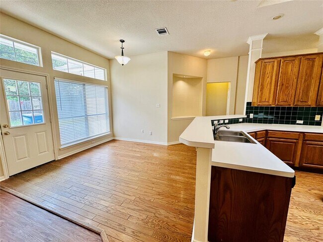 Building Photo - 6514 Clairmont Dr